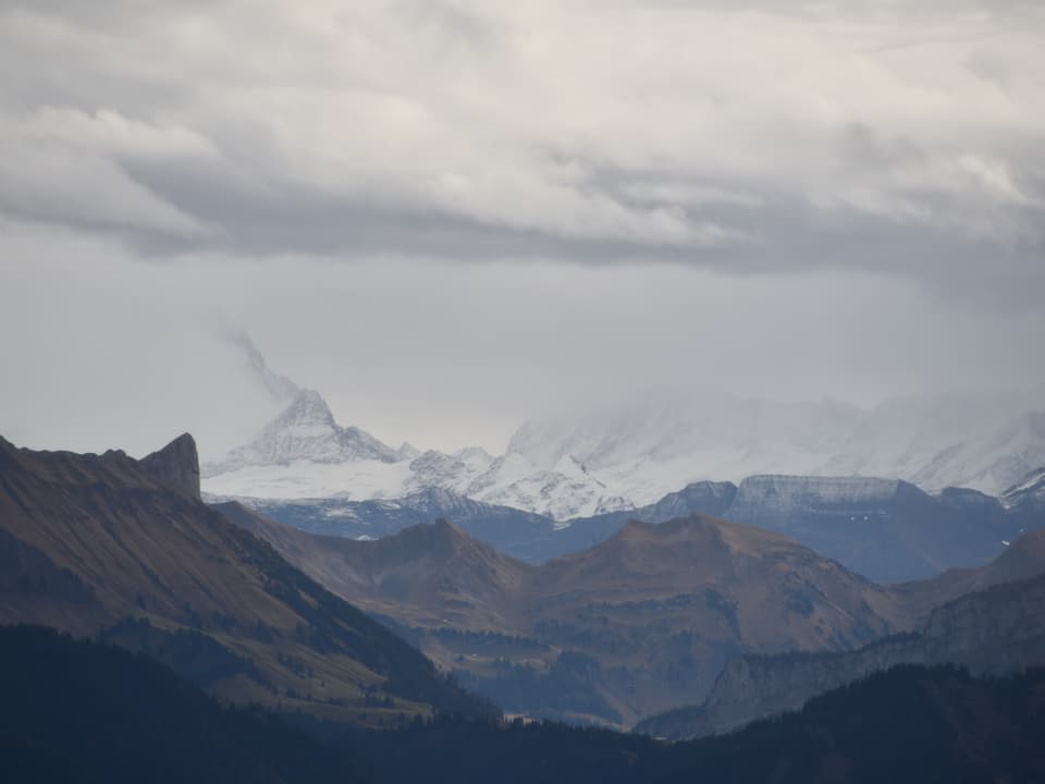 Blick vom Emmental bei Rämis Richtung föhnige Alpen.