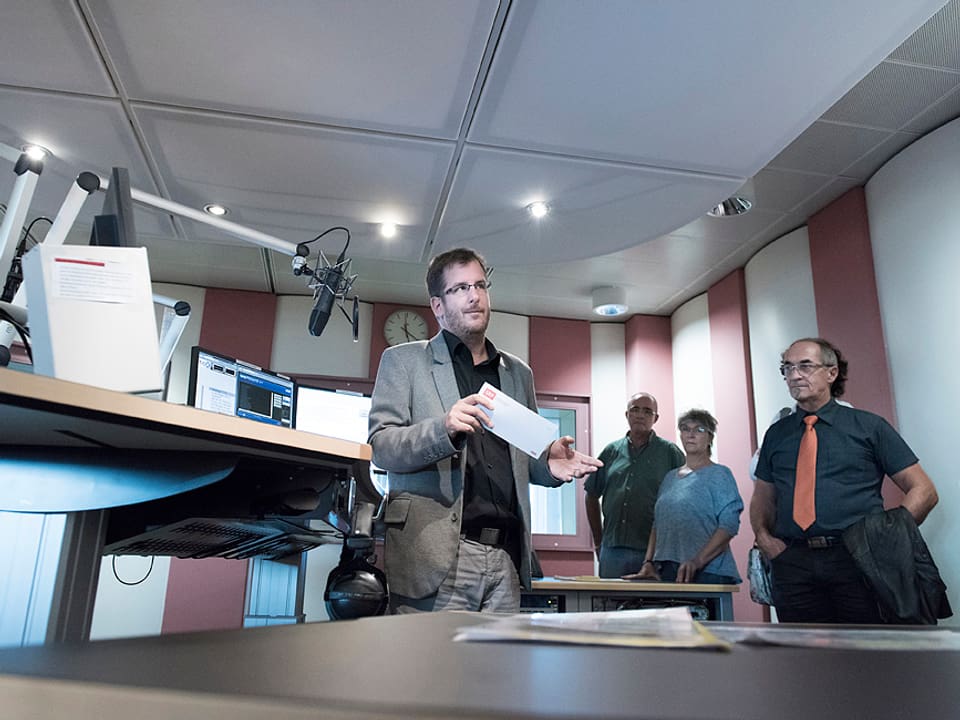 Maurice Velati erklärt die Funktionsweise im Radiostudio