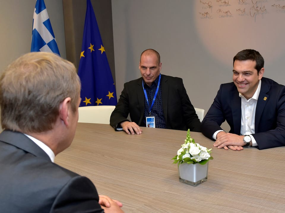 Varoufakis neben Tsipras.