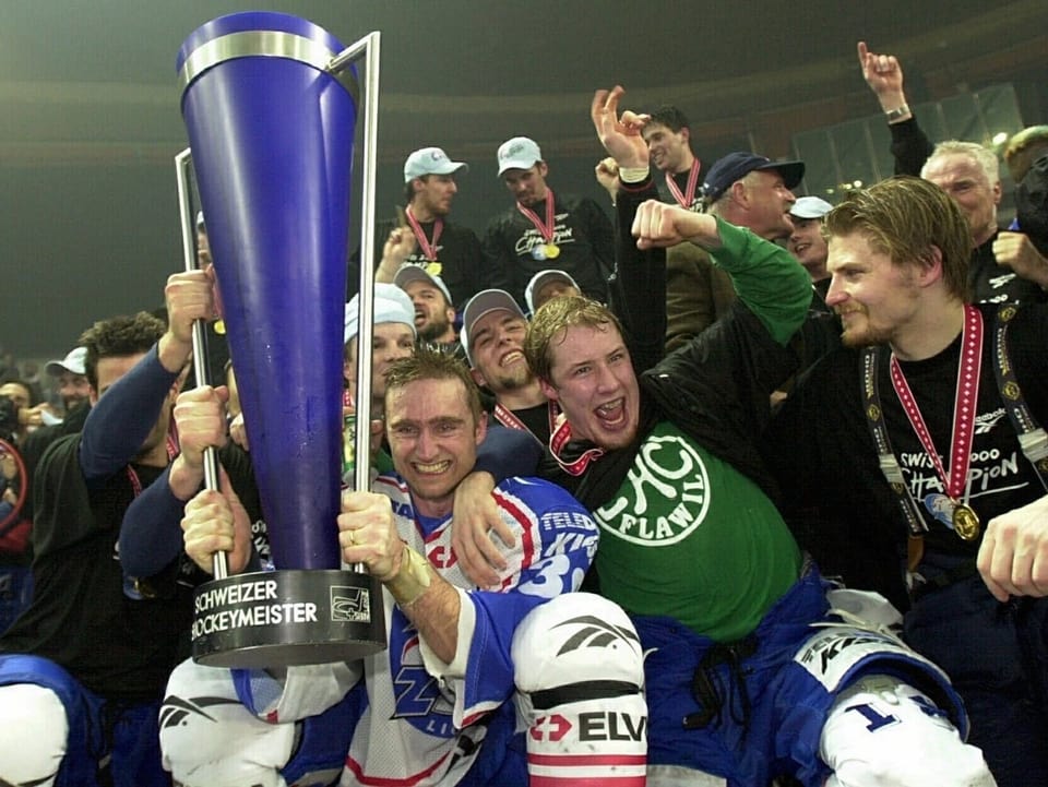 Mathias Seger bejubelt zusammen mit Christian Weber und anderen ZSC-Spielern den Titelgewinn 2000.