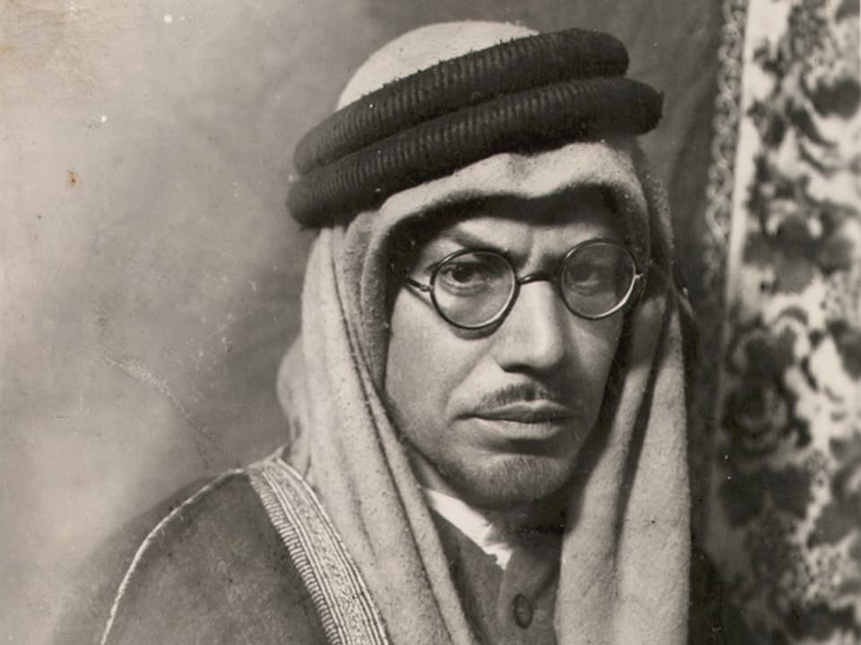 Portrait von Leopold Weiss, alias Muhammad Asad, um 1920, in arabischer Tracht.