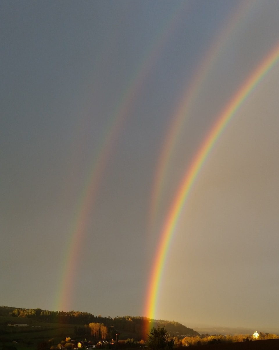 Vier Regenbogen am Himmel. 