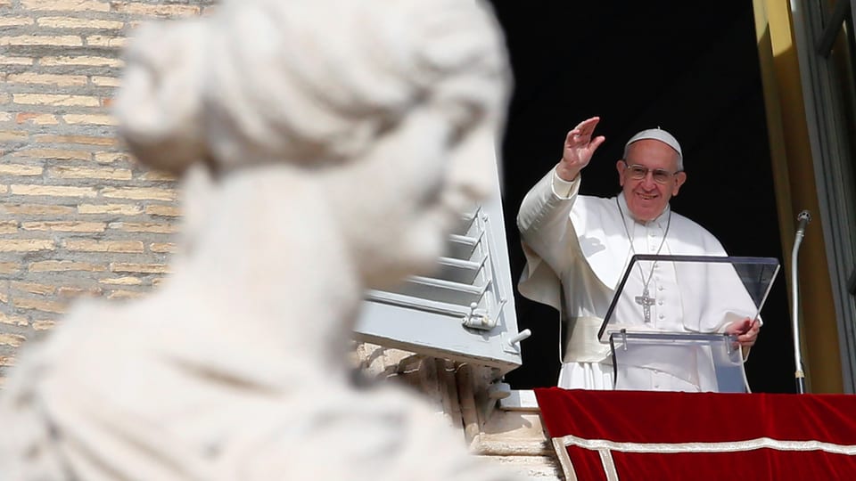 Papst Franziskus an seinem Fenster.