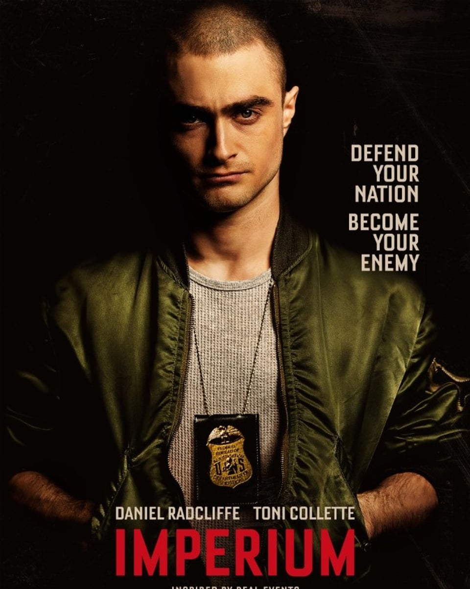 Filmplakat: Daniel Radcliffe mit kurzgeschorenem Haar in Bomberjacke und Polizei-Marke um den Hals gehängt