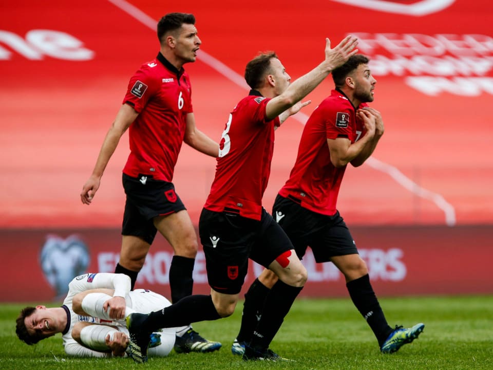 Die Spieler Albaniens können kaum fassen, dass der Schiedsrichter in dieser Szene auf Foul entscheidet. Am Boden vor Schmerzen windet sich übrigens Englands Mason Mount.