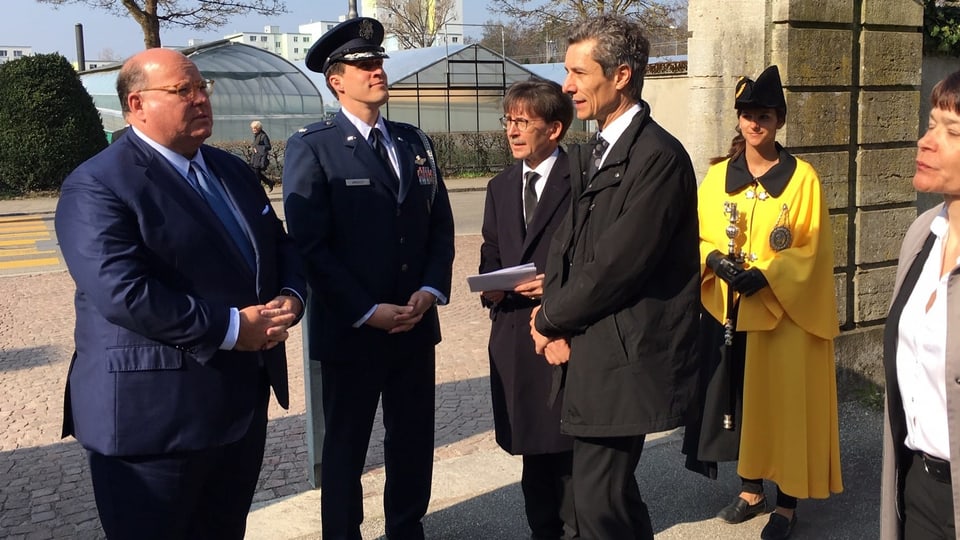 US-Botschafter Edward T. McMullen trifft auf dem Waldfriedhof ein und wird begrüsst von Stadtrat Raphaël Rohner (FDP) und Stadtpräsident Peter Neukomm (SP).(