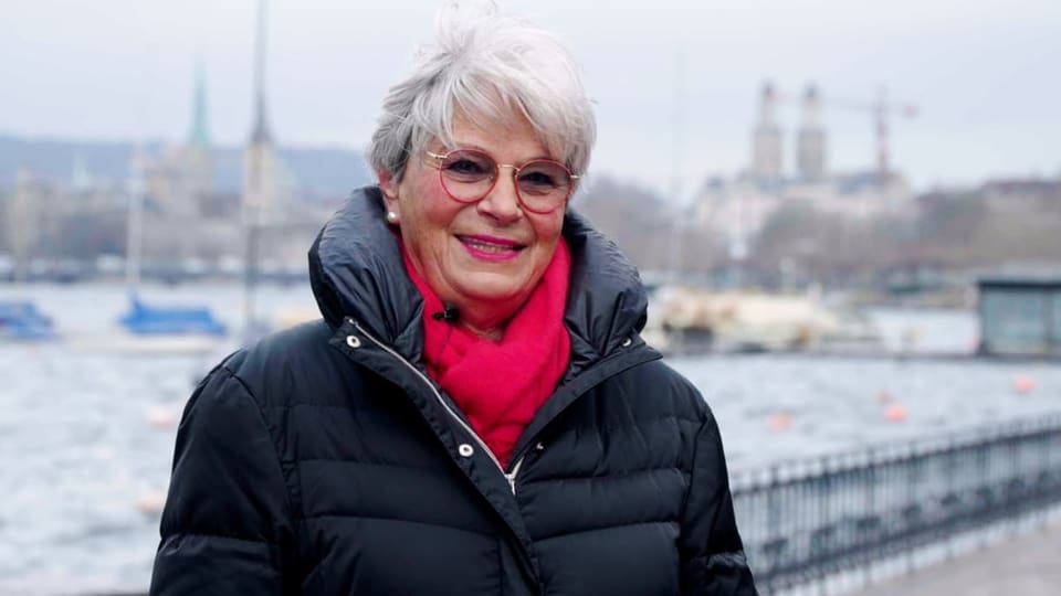 Anneliese Hauri-Wiss vor der ehemaligen Bootsvermietung ihres Vaters am Utoquai. Zürich im Hintergrund.