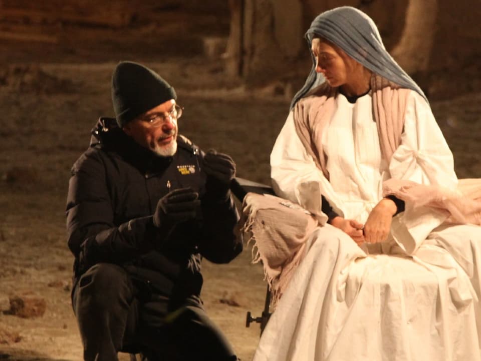 Bill Viola instruiert die Maria-Darstellerin für eine seiner Installationen.