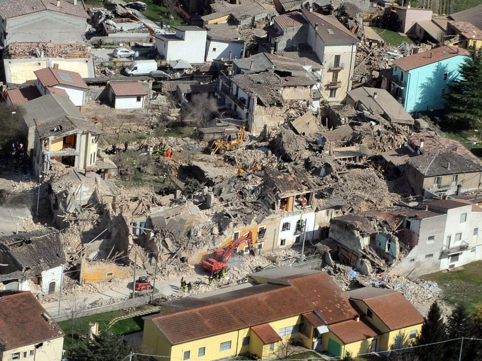 Luftaufnahme von zerstörter Häuserreihe von L'Aquila am Tag des Erdbebens