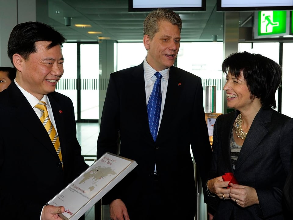 Vor dem Erstflug einer Swiss-Maschine nach Peking - mit Bundesraetin Doris Leuthard und dem chinesischen Botschafter Wu Ken.