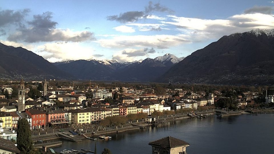 Blick über die Uferpromenade in Ascona. Darüber teilweise blauer Himmel mit vielen Föhnwolken.