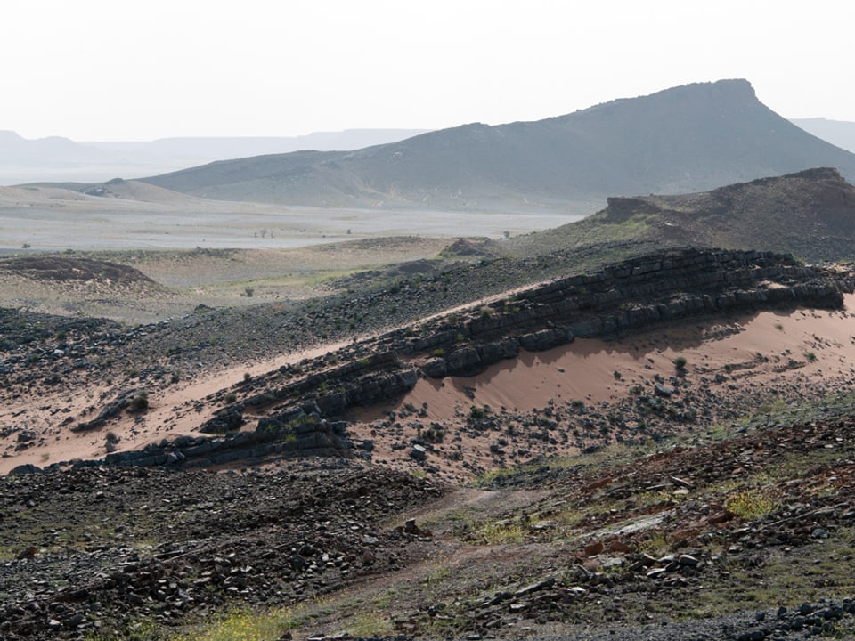 Steinwüste in der nördlichen Sahara in Marokko. 