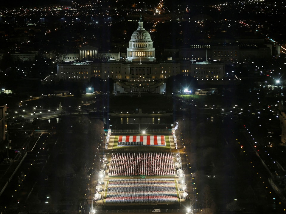 Die National Mall – normalerweise bevölkert von Hunderttausenden Zuschauern – ist für die Amtseinführung von Joe Biden abgesperrt und mit Flaggen geschmückt. 