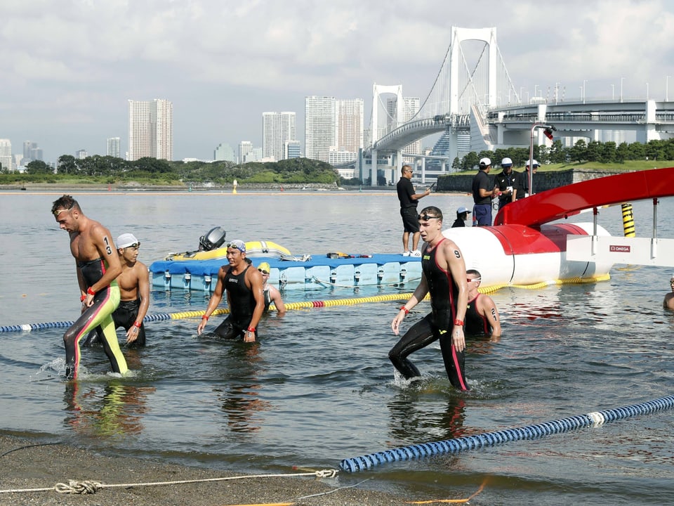 Schwimmer steigen in Tokio aus dem Wasser