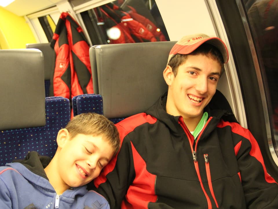Matteo mit kleinem Bruder im Zug.