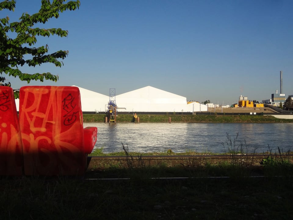 Idyllischer Ausblick auf den giftigen Abfallberg auf dem Gelände von Novartis.