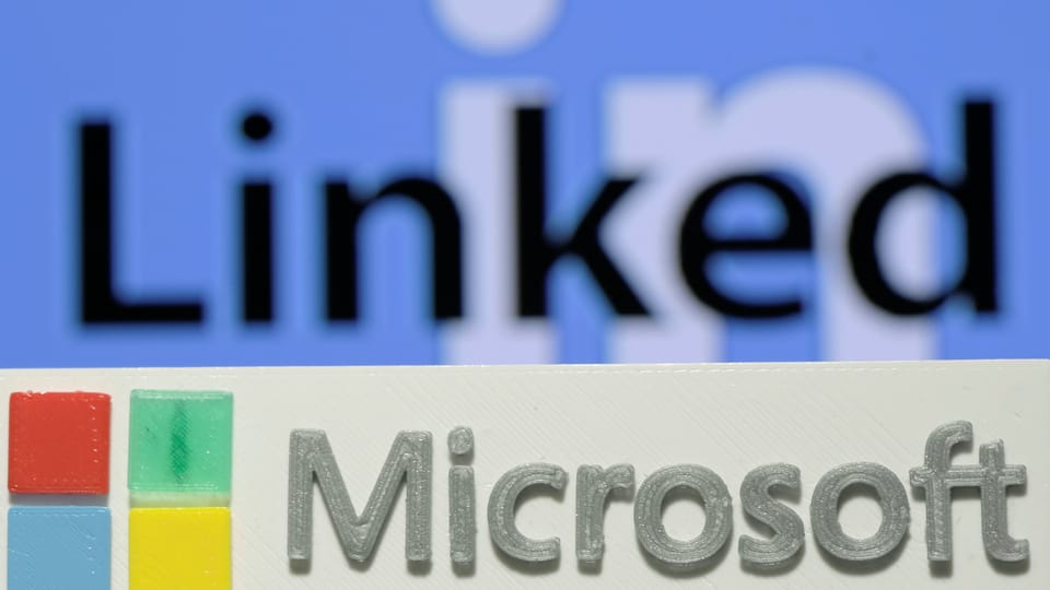 Microsoft-Logo vor dem Schriftzug Linkedin.