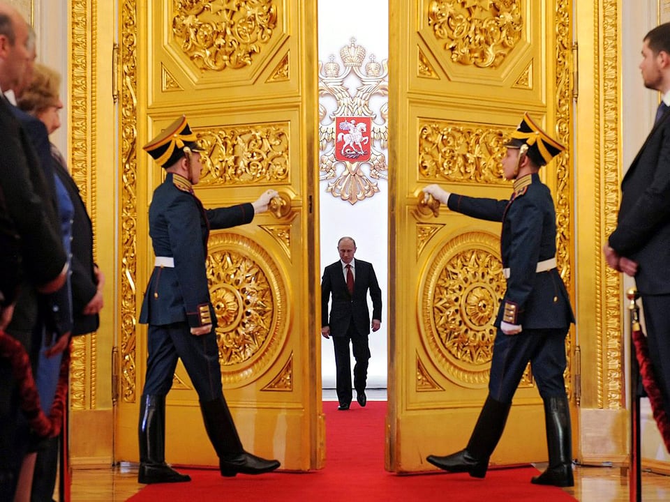 Wladimir Putin, auf Türe zuschreitend, Zwei Ehrengardisten Türe öffnend