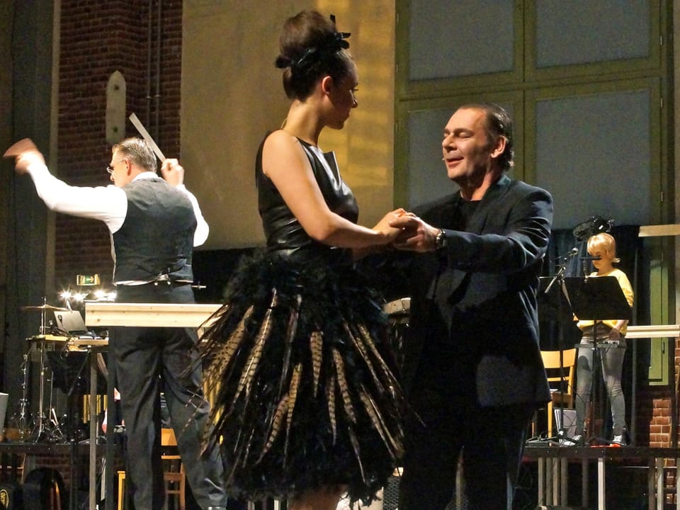 Tanzendes Paar, im Hintergrund der Dirigent
