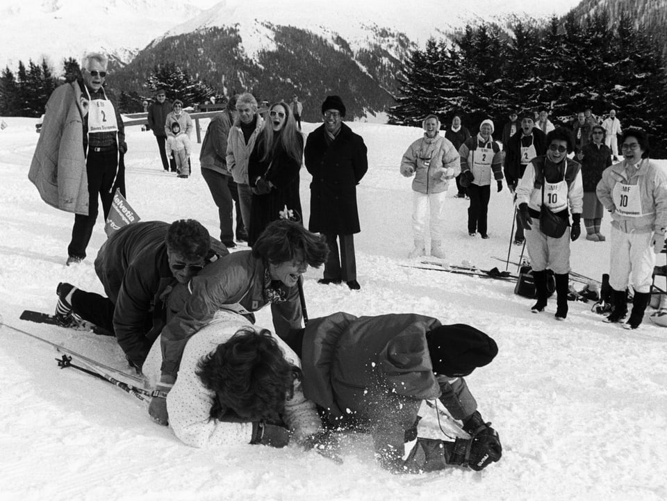 Teilnehmer am European Management Symposium 1986 vergnügen sich im Schnee