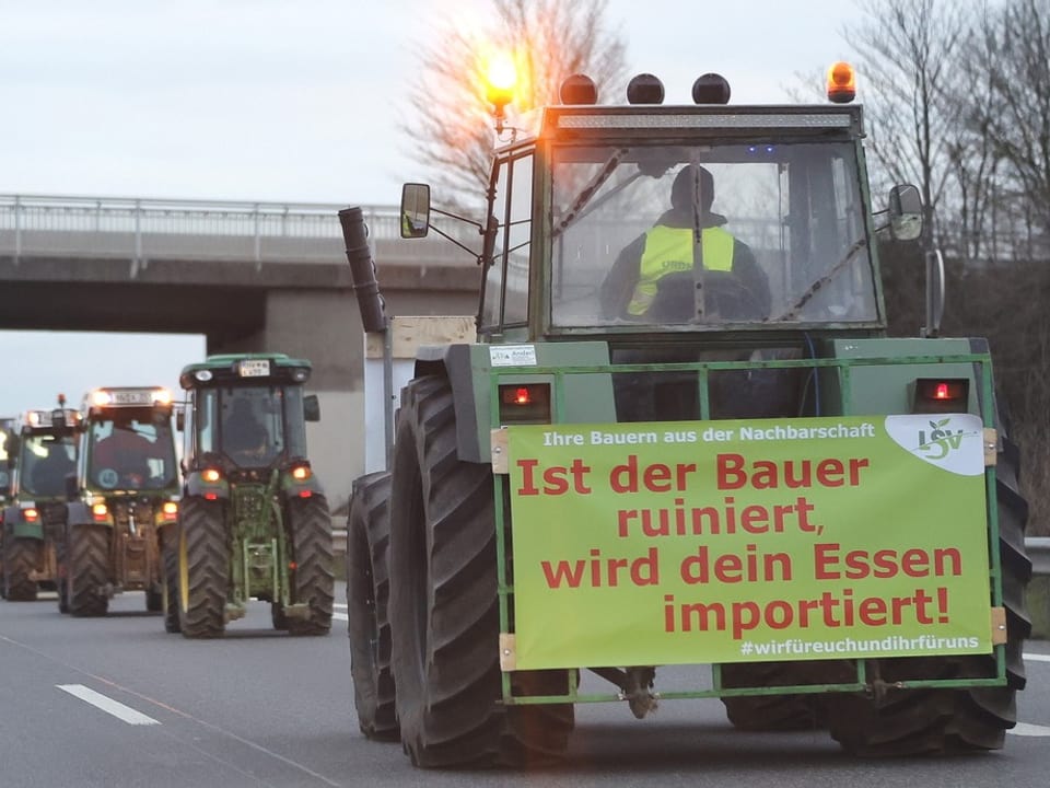 Landwirte fahren mit ihren Traktoren auf der Autobahn A65 während eines landesweiten Bauernstreiks.
