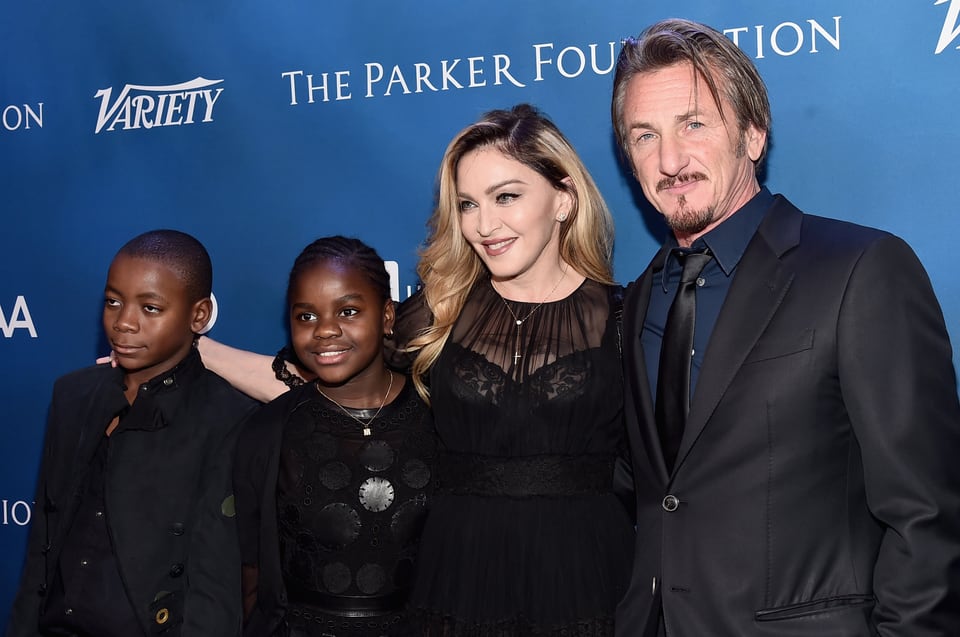 Madonna mit ihren Adoptivkindern David Benda und Mercy James sowie Sean Penn 