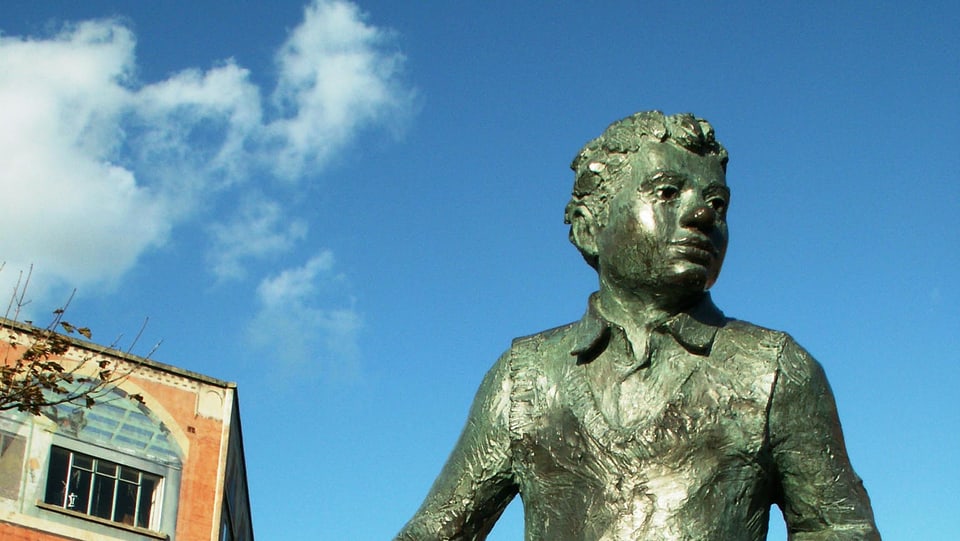 Das Denkmal von Dylan Thomas steht in seiner Heimatstadt Swansea.