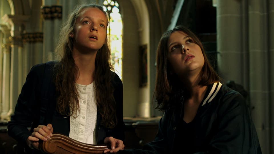 Filmstill mit der 17-jährigen Titelfigur Sarah (links), eindrücklich verkörpert von Loane Balthasar.