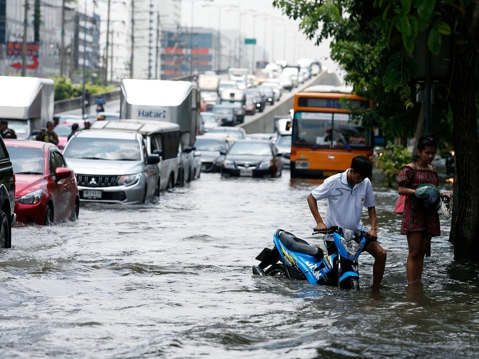 Überflutete Strasse in Bangkok