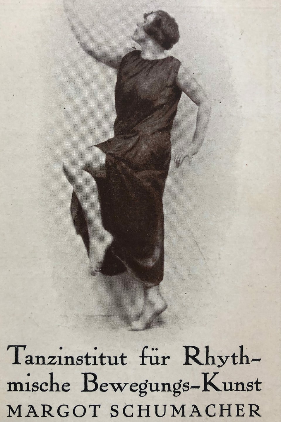 Plakat eines Tanzinstituts mit Tänzerin als Model. 