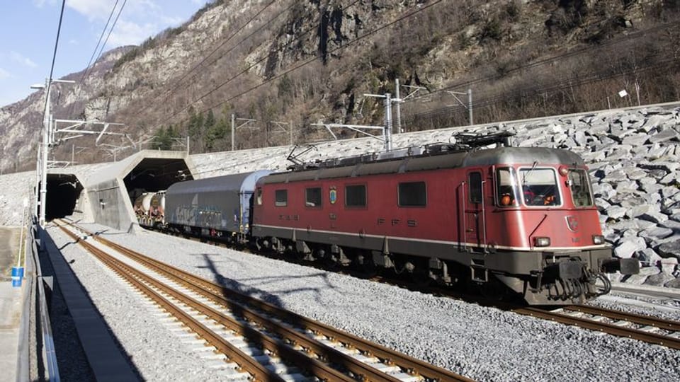 Ein Güterzug verlässt den neuen Gotthard-Eisenbahntunnel.