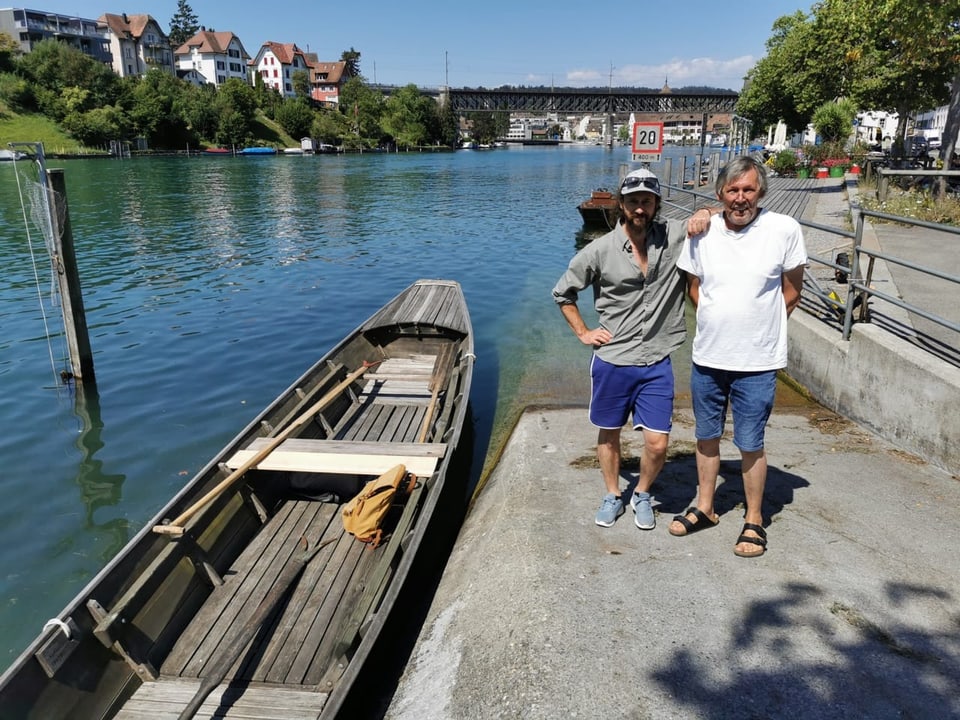Lorenz Beleffi mit seinem Sohn an seinem Bootsplatz
