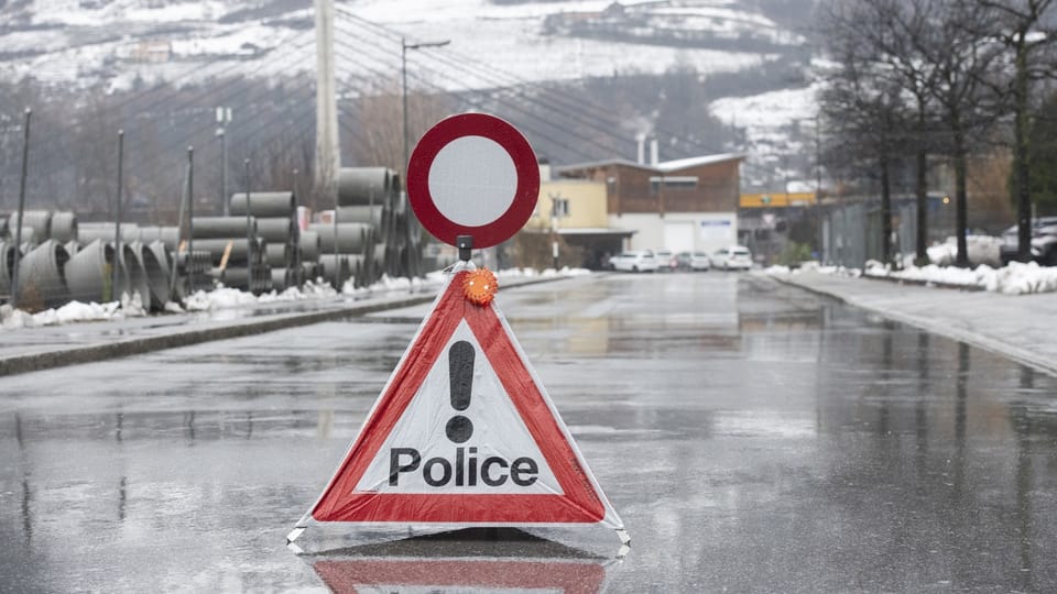 Polizei-Dreieck auf einer Strasse im Wallis.