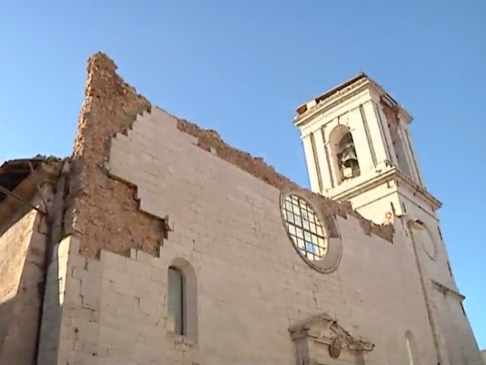 Die Kathedrale des Heiligen Benedikt in der Ortsmitte ist bis auf die Fassade eingestürzt.