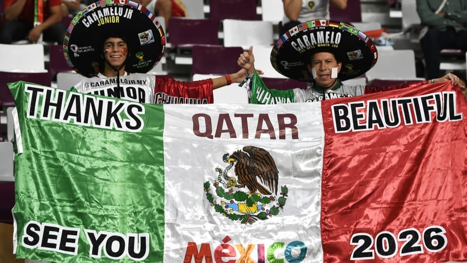 Zwei mexikanische Fans halten ein Banner mit der Aufschrift «Beautiful Qatar» in die Höhe.