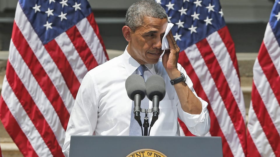 Präsident Obama reibt sich den Schweiss von der Stirn.