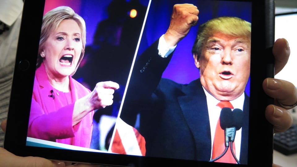 Bildmontage: Hillary Clinton und Donald Trump auf einem Bildschirm.