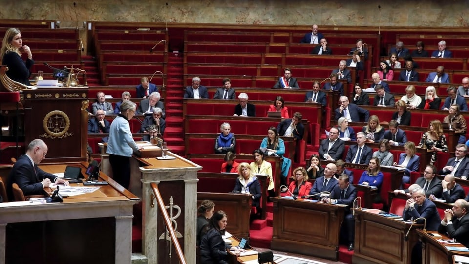 Der Saal der französischen Nationalversammlung. Borne ist am Rednerpult, während die Opposition nicht mehr anwesend ist.