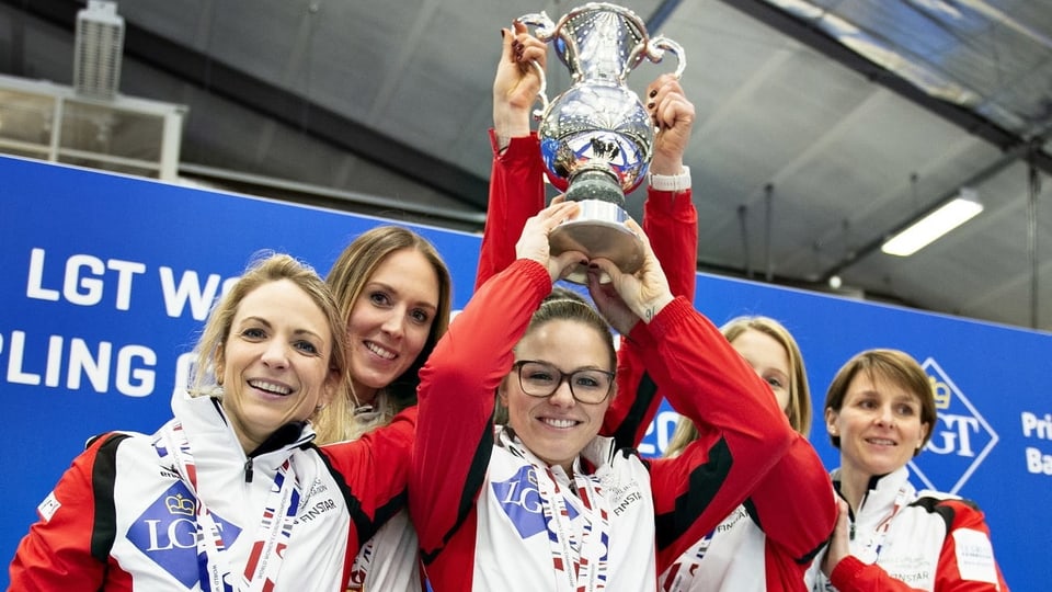 5 Frauen posieren lächelnd mit Medaille und Pokal