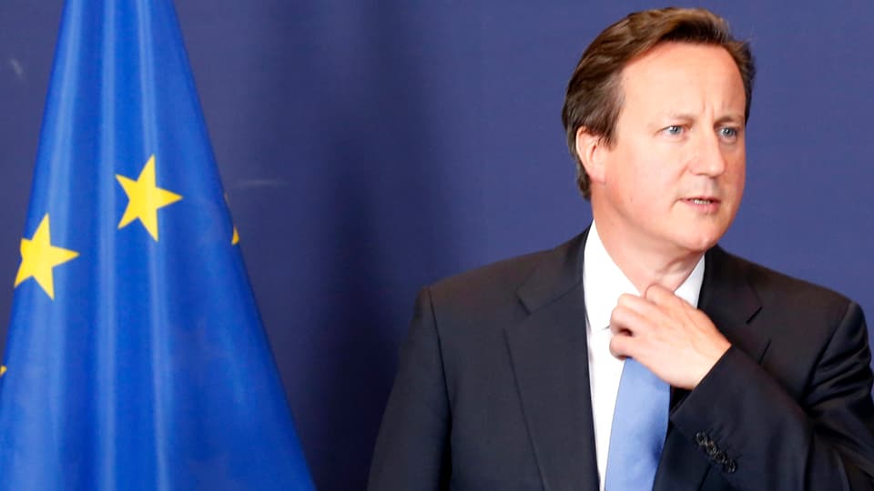 Cameron vor EU-Flagge.