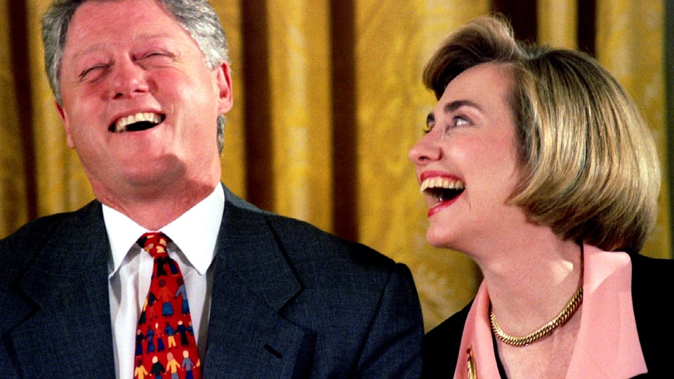 Bill und Hillary Clinton lachen