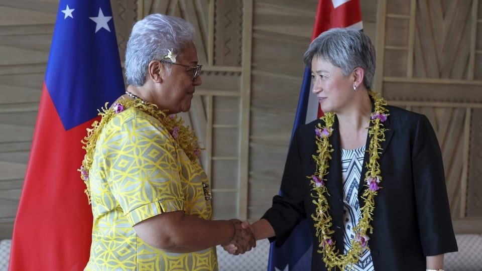 Penny Wong schüttelt die Hand von Samoas Premierministerin Fiame Naomi Mataʻafa.