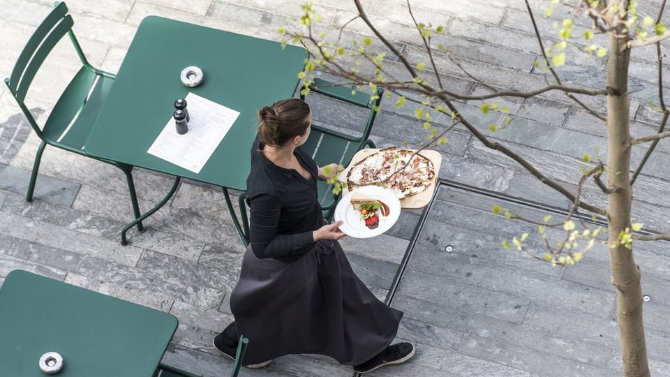 Eine Kellnerin serviert Essen