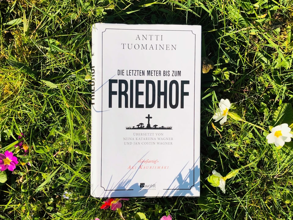 Antti Tuomainens Roman «Die letzten Meter bis zum Friedhof» liegt auf Gras