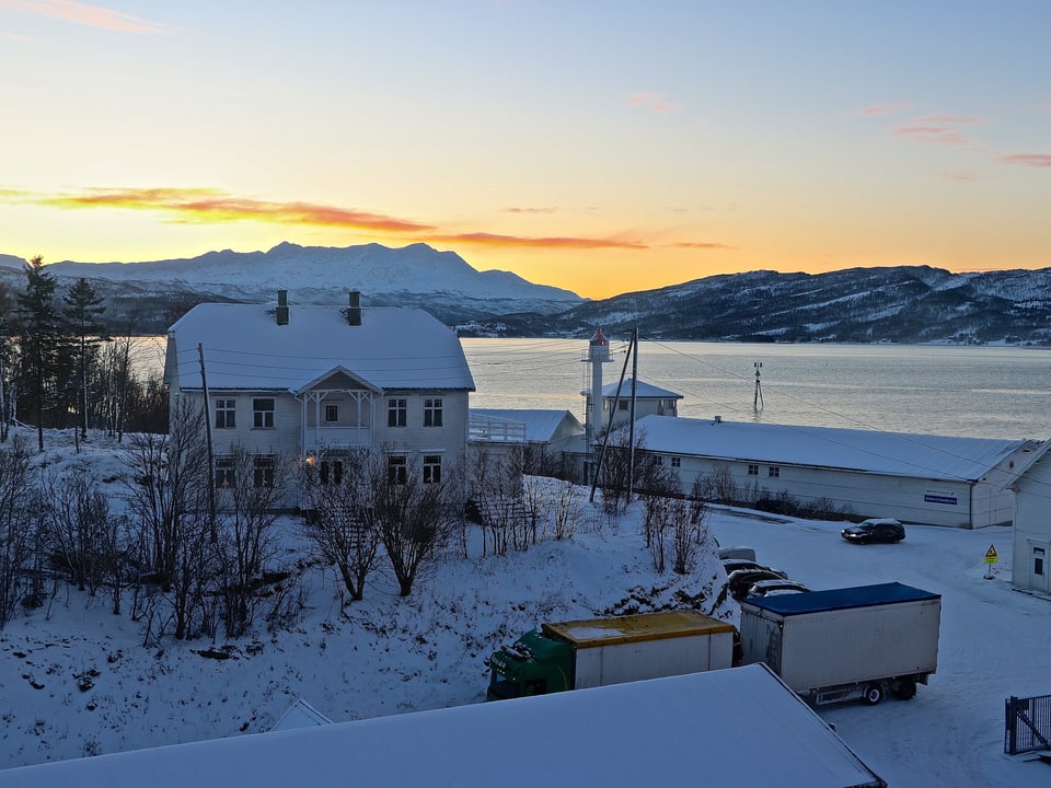 Verschneites Haus am Hafen fon Finnsnes