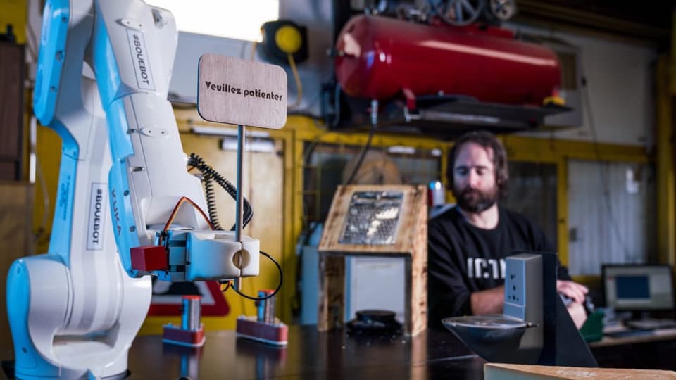 Ein Roboter, der selbstständig Fondue mischen kann. 