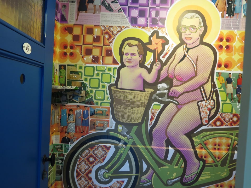 Modernes Wandbild mit nackter Frau auf einem Fahrrad. 