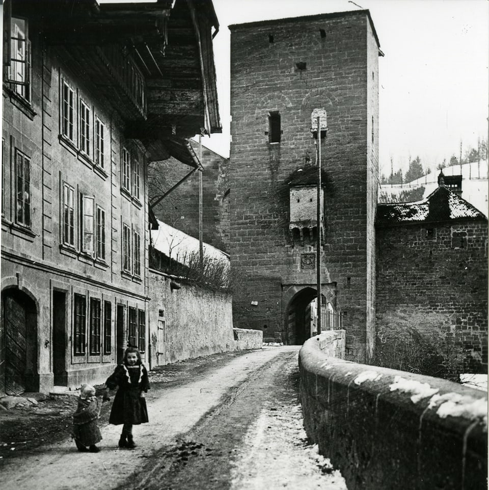 Eine alte Schwarz-weiss-Fotografie der Freiburger Unterstadt. 