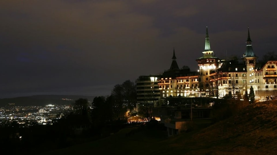 Exklusives Hotel Dolder in der Nacht über Zürich