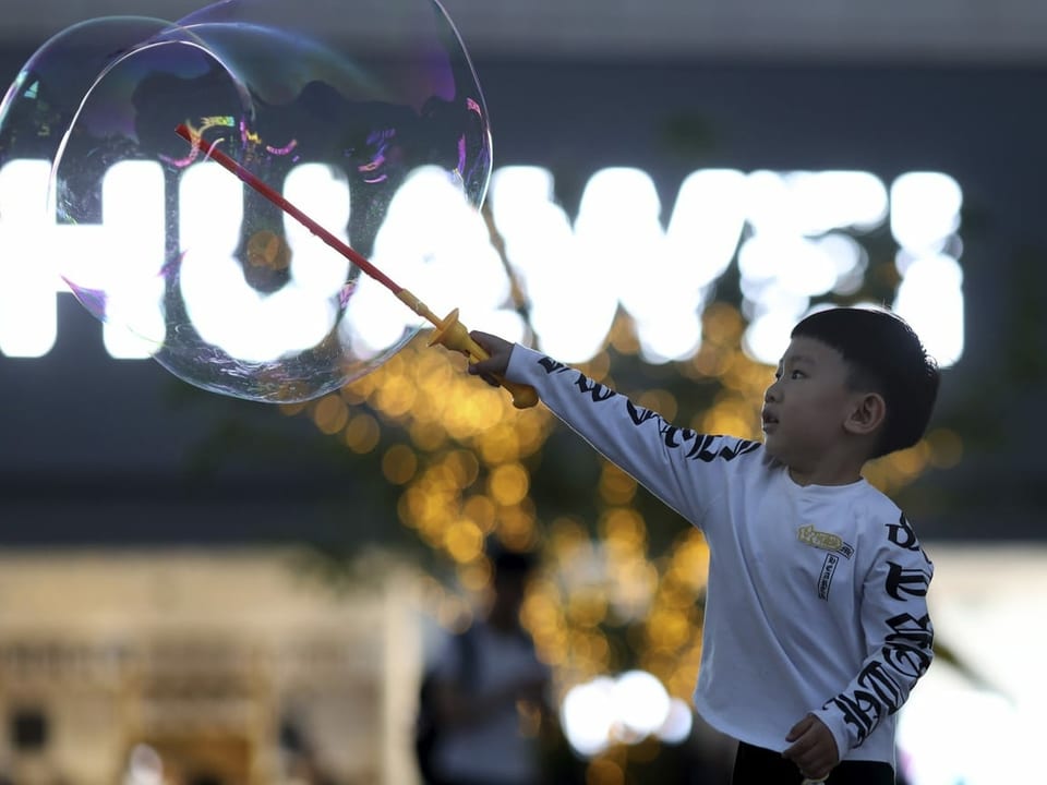 Huawei-Logo vor spielendem Kind